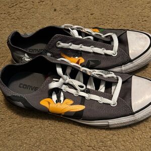 Converse Men’s Black Sneakers with Cartoon Graphic of Looney Tunes, size 7.5